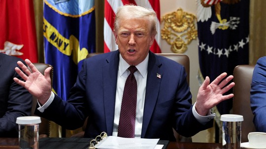 Tarifaço: Trump contraria tribunal de apelações dos EUA e diz que tarifas estão em vigor - A Corte de Apelações do Circuito Federal, em Washington, analisou a legalidade das chamadas tarifas “recíprocas”, adotadas por Trump em abril, além de outro pacote imposto em fevereiro contra China, Canadá e México.