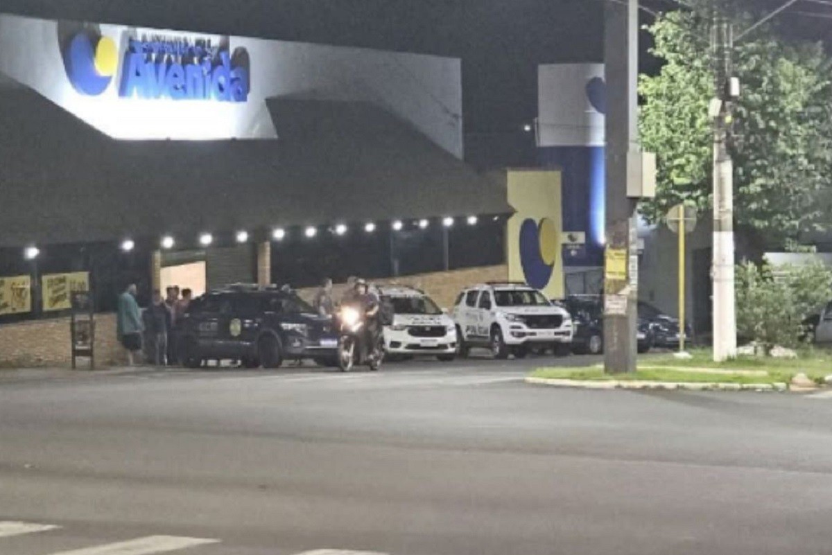 Bandidos armados fazem 20 reféns em assalto a supermercado no interior de SP