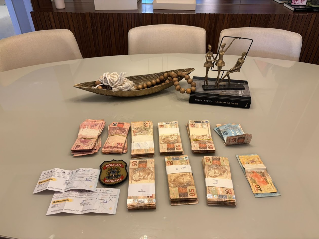Cheques de R$ 350 mil, joias e dinheiro: veja o que foi apreendido em operação que apura desvios de R$ 50 milhões no Fundeb