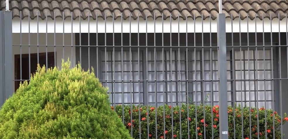 Corpo estava em casa com sinais de abandono, em Maringá. — Foto: RPC Maringá