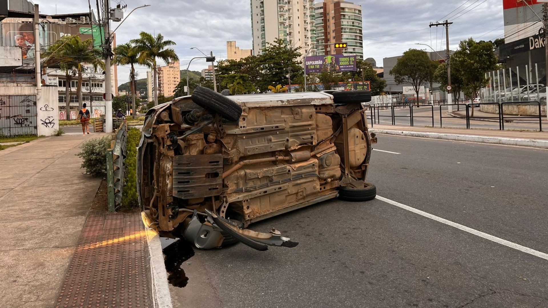 Motorista foge pelo porta-malas após capotar carro em avenida de Vitória