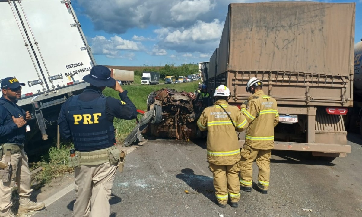 Engavetamento com nove veículos deixa um morto e seis feridos na BR-324
