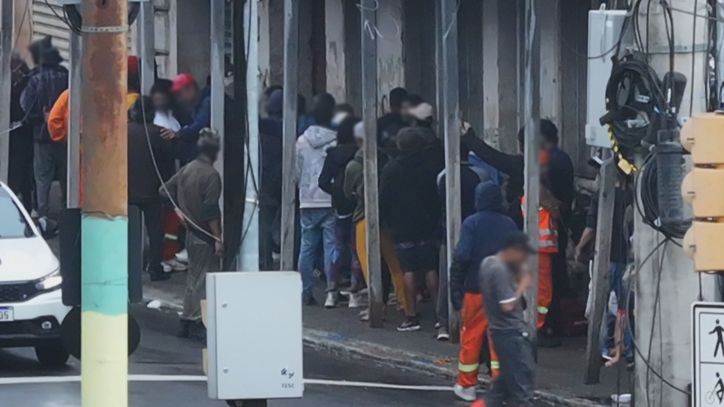 'Feirão de drogas': Flagrantes mostram venda e consumo perto de rodoviária e postos de polícia em Porto Alegre