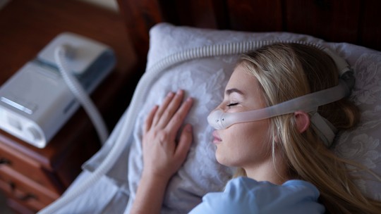 Saiba como usar o CPAP, aparelho contra apneia do sono e ronco - Ronco atinge 6 em cada 10 moradores de São Paulo e apneia afeta 40% dos homens paulistanos. O uso correto do CPAP melhora o sono, a oxigenação e reduz riscos cardíacos.