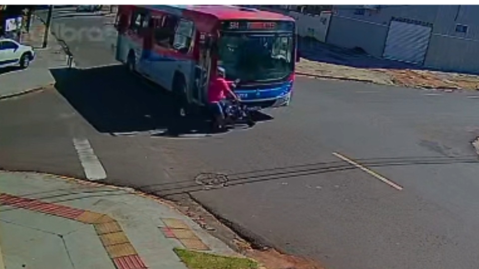 Vídeo: Motociclista fica grave após invadir preferencial e ser atingido por ônibus em Campo Grande