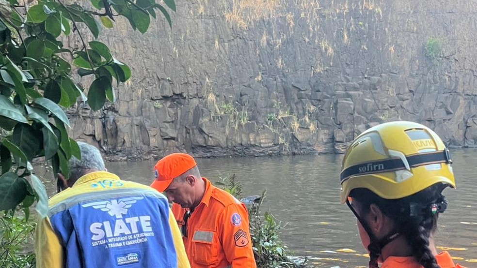 Equipes dos bombeiros e Siate resgataram banhista na Cachoeira Bom Jardim &mdash; Foto: Corpo de Bombeiros/Divulga&ccedil;&atilde;o