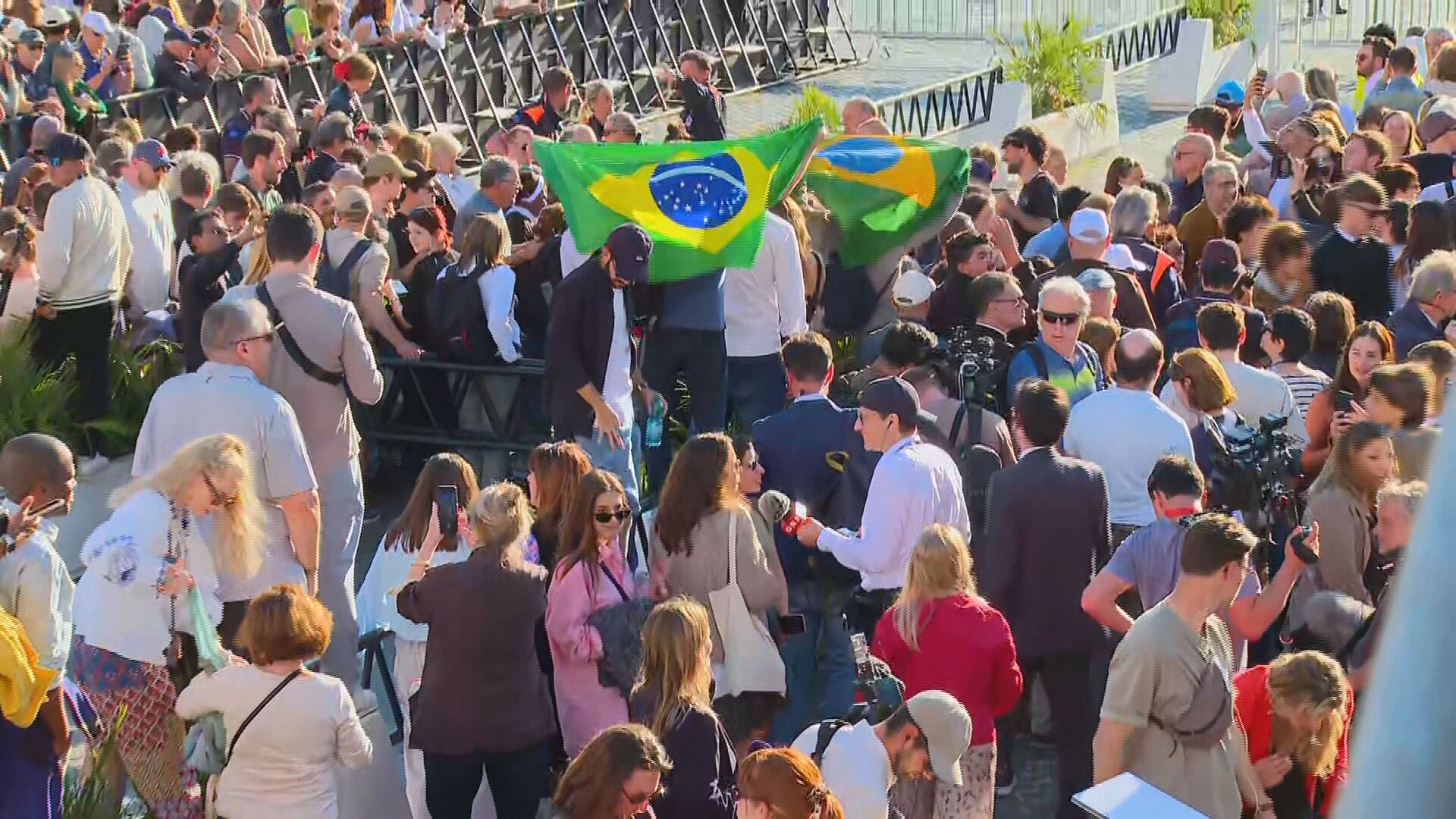 'Arrepiante': brasileiros presentes na Praça São Pedro falam da emoção com escolha do papa