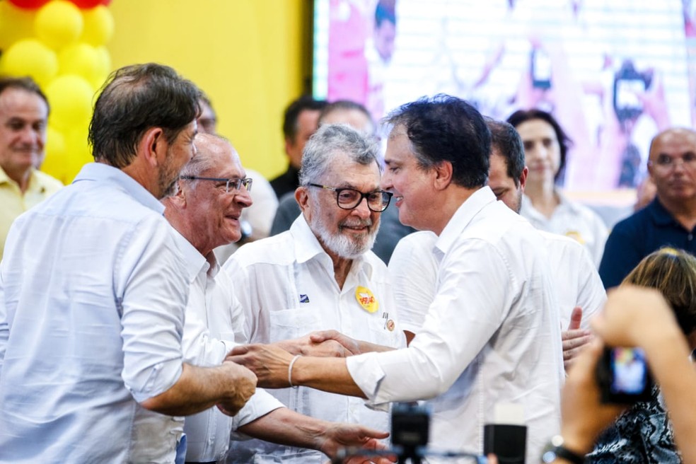 Cid Gomes, Geraldo Alckmin, Eudoro Santana e Camilo Santana durante evento de filiação do grupo de Cid ao PSB no Ceará — Foto: Thiago Gadelha/SVM