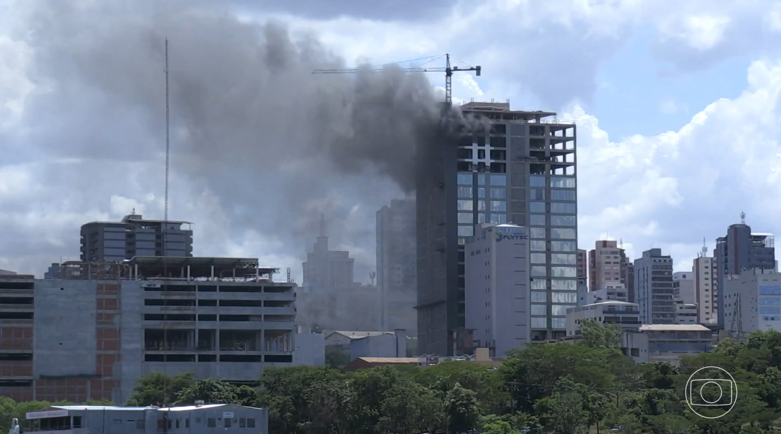 Incêndio em prédio de Cidade do Leste entra no terceiro dia
