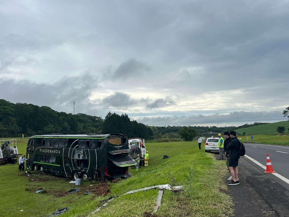 Ônibus de dois andares com 34 pessoas tomba em Itatinga (SP) — Foto: Adriano Baracho/TV TEM