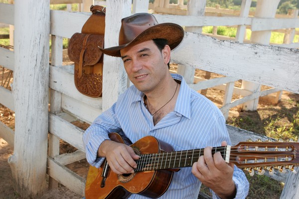 O violeiro Mazinho Quevedo lança novo CD em show gratuito no Sesc