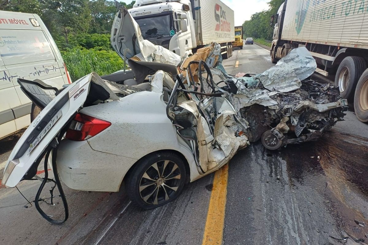 Médica morre em batida frontal entre carro e carreta na BR-070