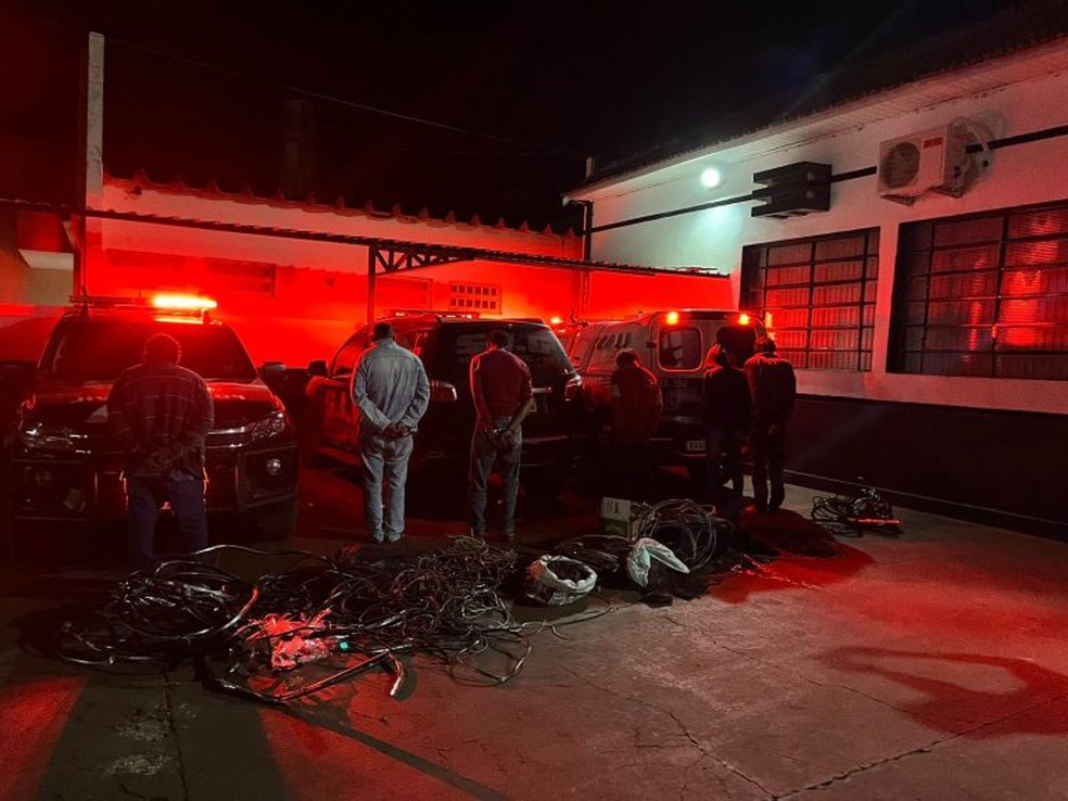 Durante a operação, foram apreendidos cerca de 70 quilos de fios, uma arma de fogo, entorpecentes e outros objetos com origem desconhecida — Foto: Polícia Civil/Divulgação
