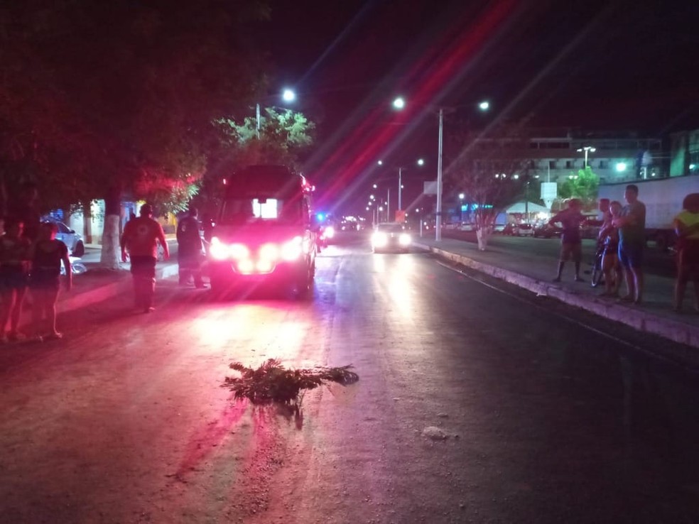 Idoso morreu ap&oacute;s cair da moto que pilotava no per&iacute;metro urbano da cidade de Santa Rita, na BR-135. &mdash; Foto: Divulga&ccedil;&atilde;o/PRF