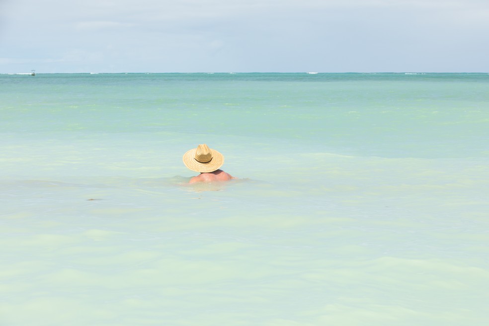 Turista aproveita a Praia de Lages — Foto: Celso Tavares/G1