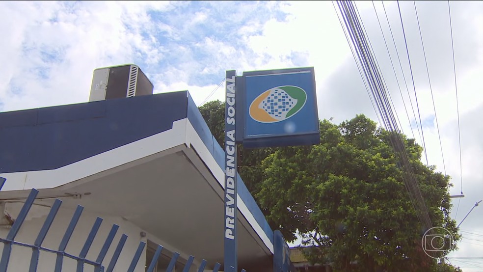 Paralisação dos atendimentos do INSS provoca fila por todo o país — Foto: Jornal Nacional/ Reprodução