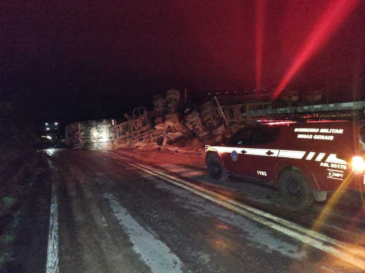 Caminhão carregado com mais de 40 toneladas de soja tomba na LMG-628, em Unaí