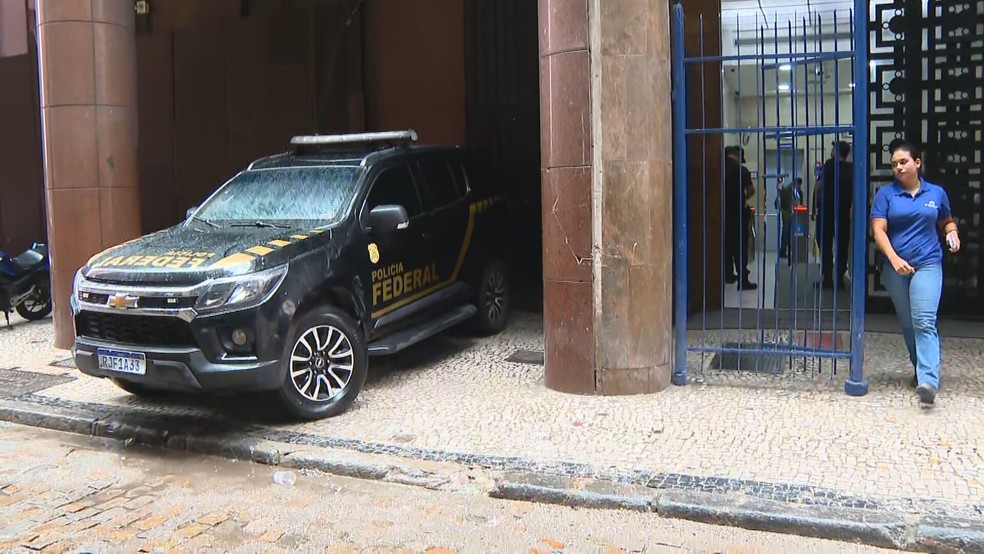 Viatura da Polícia Federal em frente à sede do Rioprevidência — Foto: Milton Oliveira/Globonews