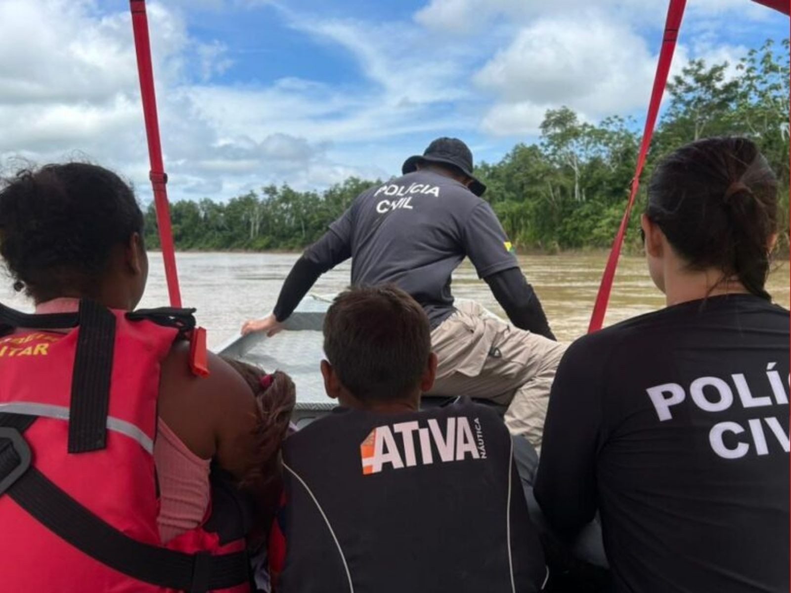 Mulher é resgatada com 3 crianças após pedir socorro à mãe em áudio: 'Me ajuda, ele bateu na minha cara'