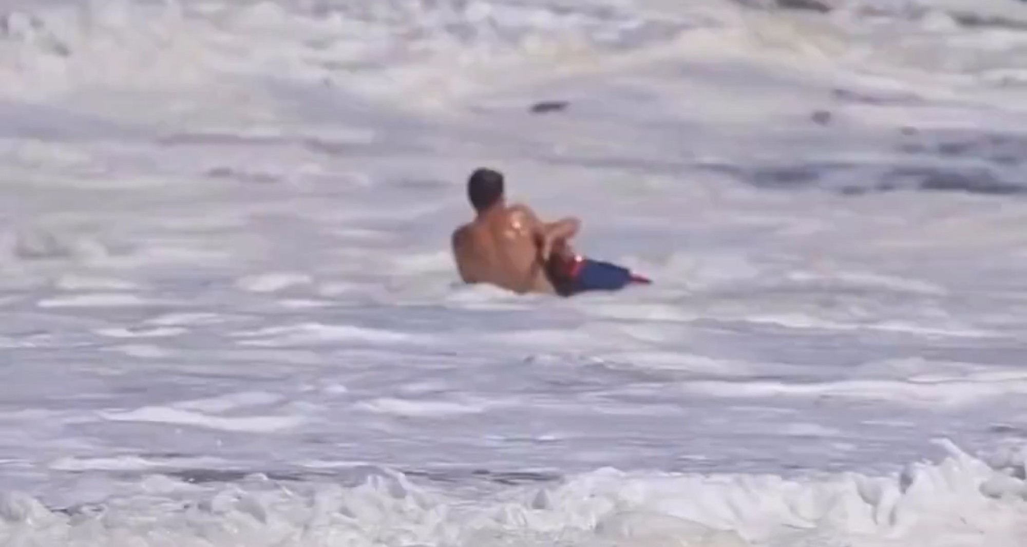 Vídeo mostra resgate dramático de adolescente em meio a fortes ondas na Califórnia