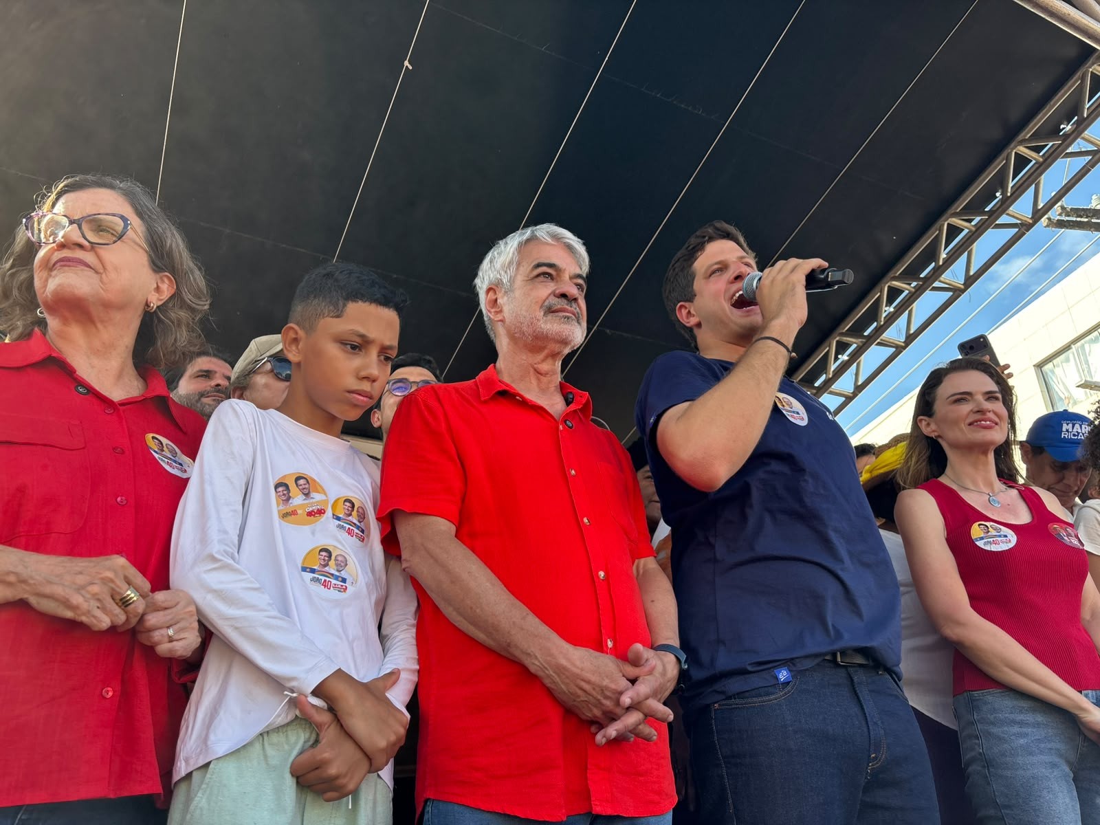 João Campos começa campanha com comício no Recife e promete investimentos na saúde