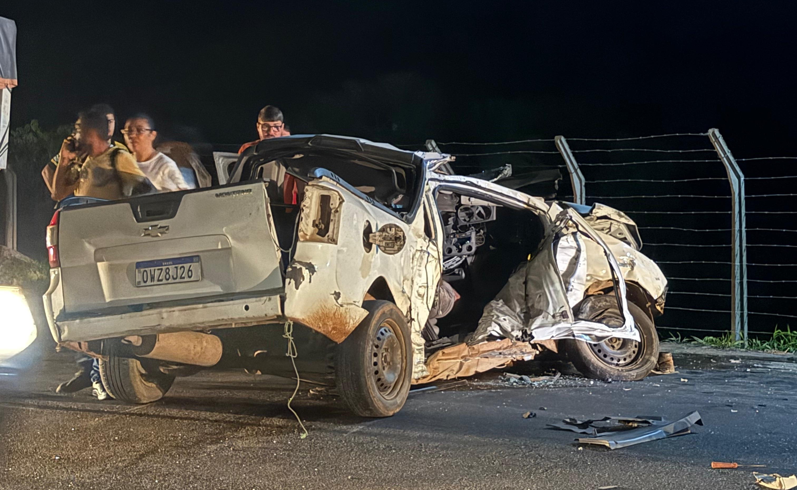 Acidente entre carreta e carro deixa passageiro morto e motorista ferido na PE-90; VÍDEO