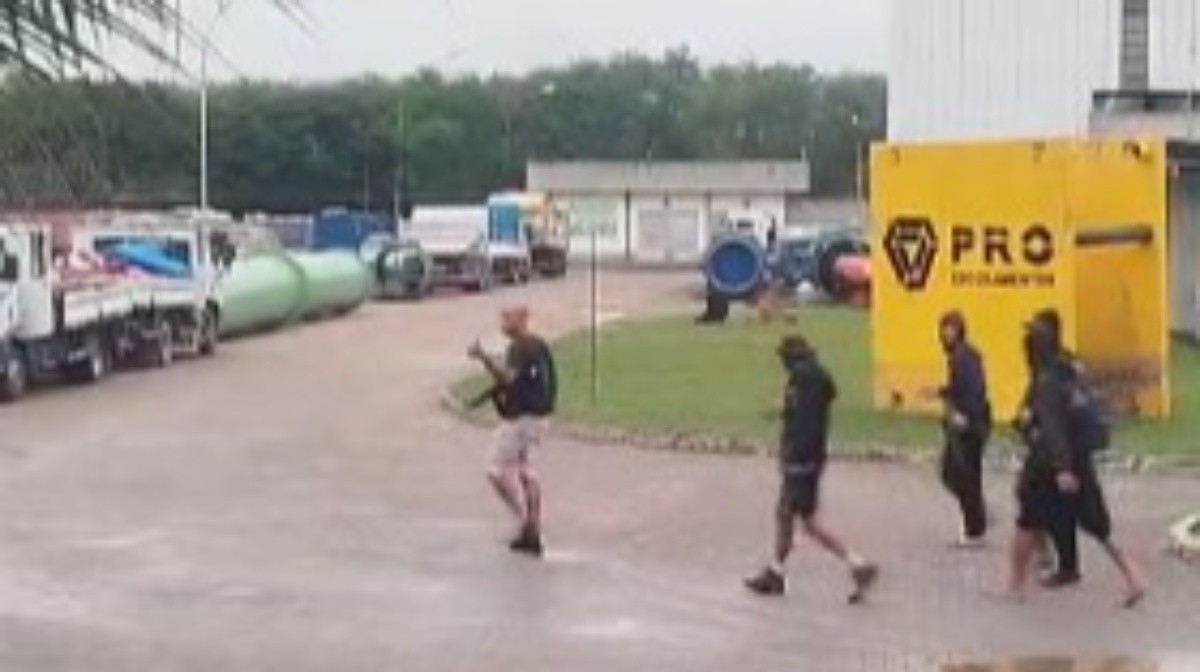 Traficantes invadem unidade da Águas do Rio na Pavuna durante fuga de operação policial; VÍDEO