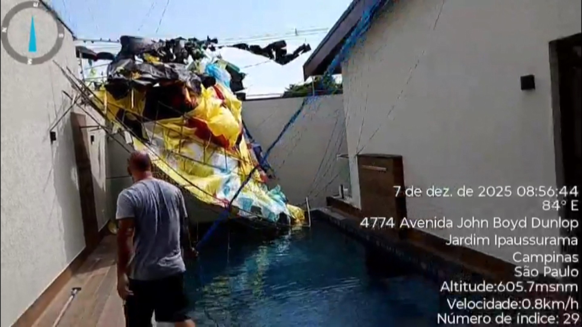 Balão cai em casa e danifica cerca elétrica e piscina em Campinas