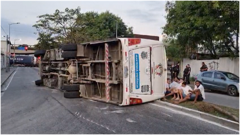 Tombamento de ônibus da Seap deixou pelo menos 11 pessoas feridas — Foto: Reprodução