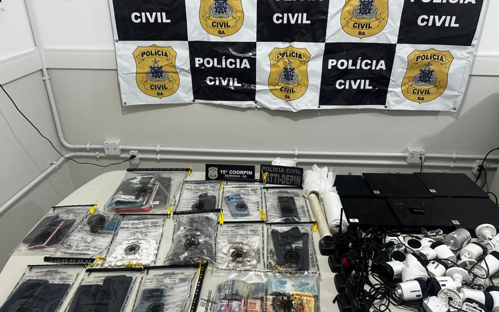 DJ é preso em operação contra tráfico de drogas na Bahia; drogas e armas foram apreendidas