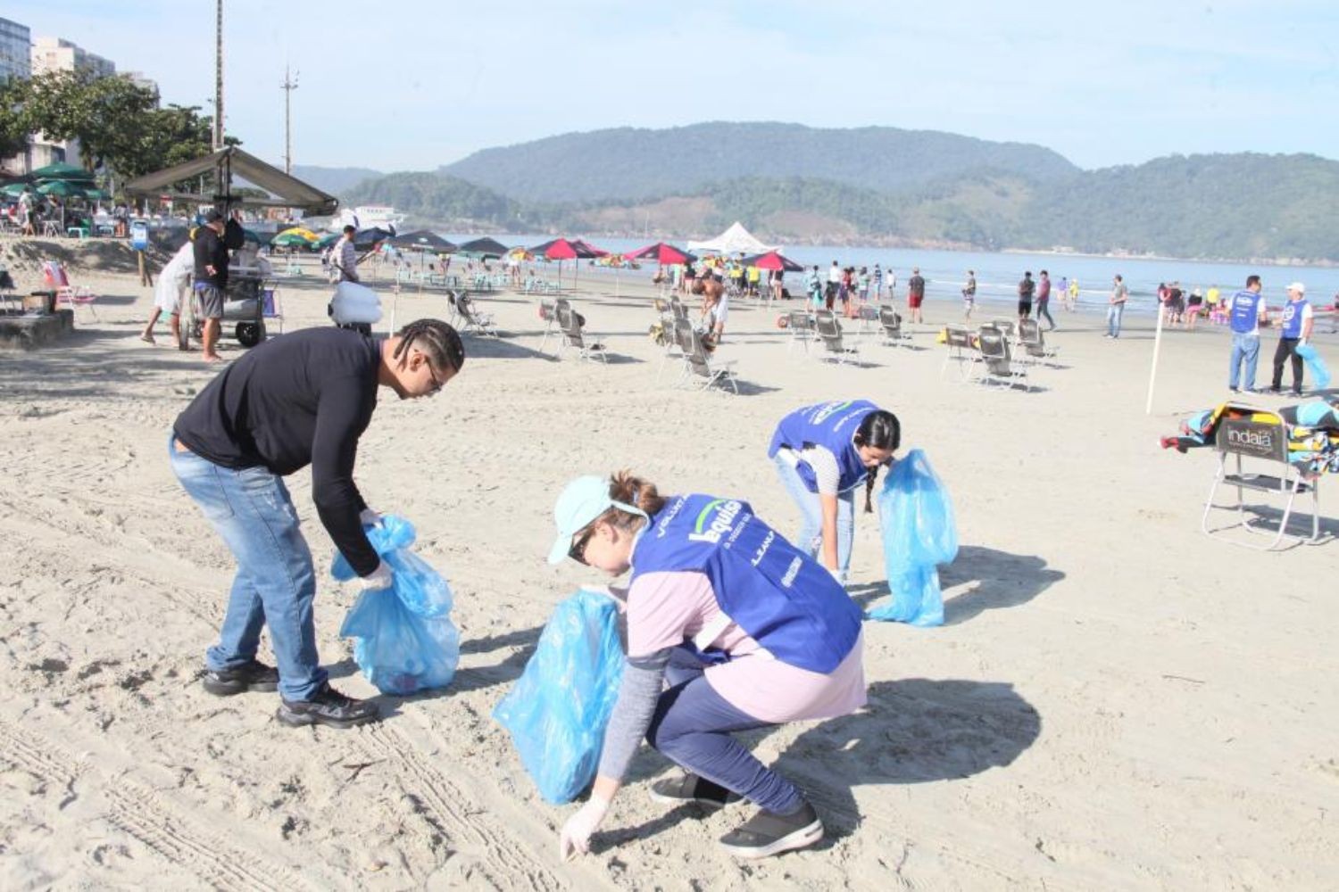 Mutirão de limpeza retira mais de 7 kg de microlixo em praia de Santos, SP 