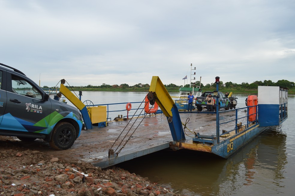 Caminhonete da expedição da RILA embarcando na balsa para atravessar do Brasil para o Paraguai — Foto: Anderson Viegas/g1 MS