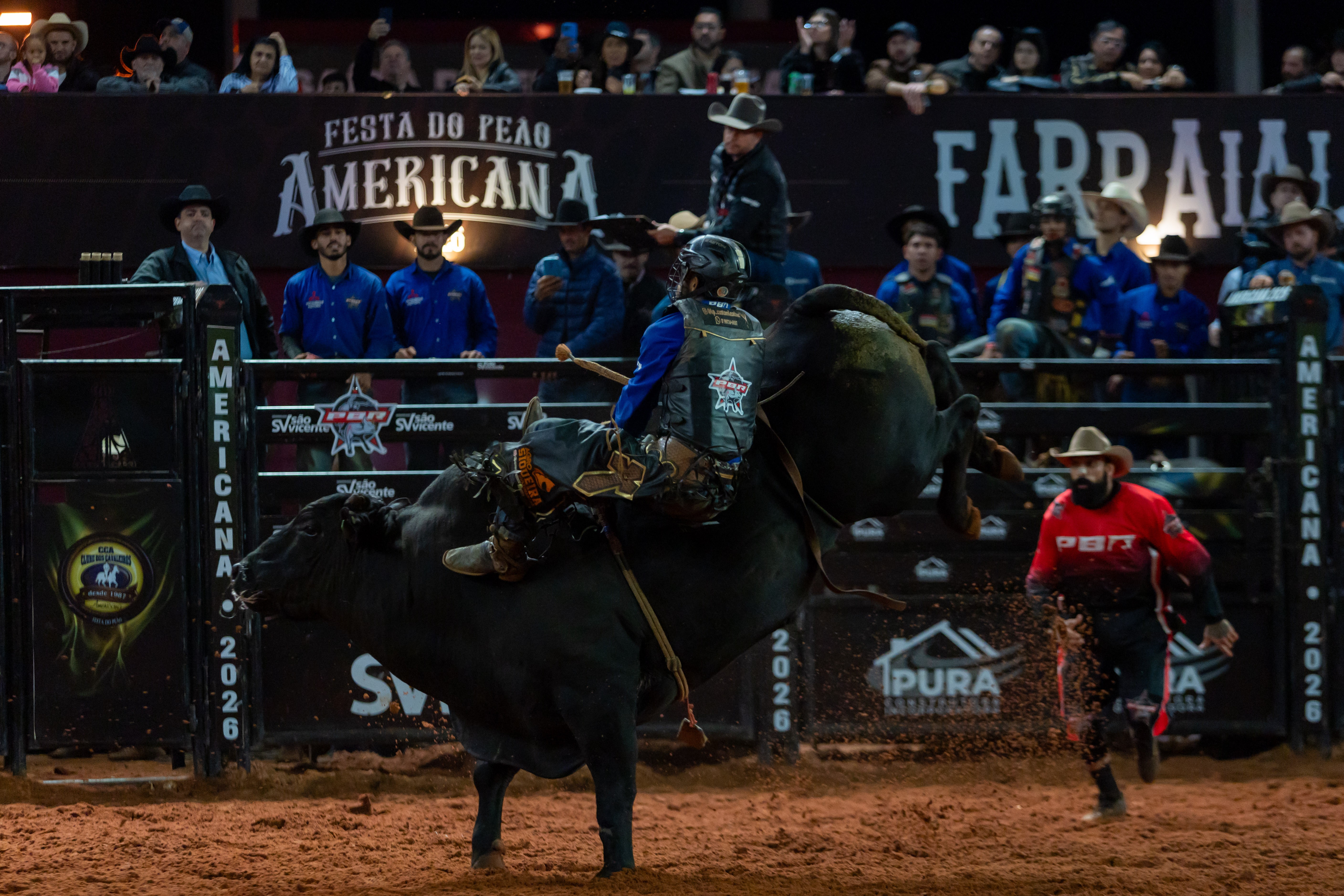 Final da etapa de Americana da PBR reuniu dez competidores na noite deste domingo (7) — Foto: Thomaz Marostegan