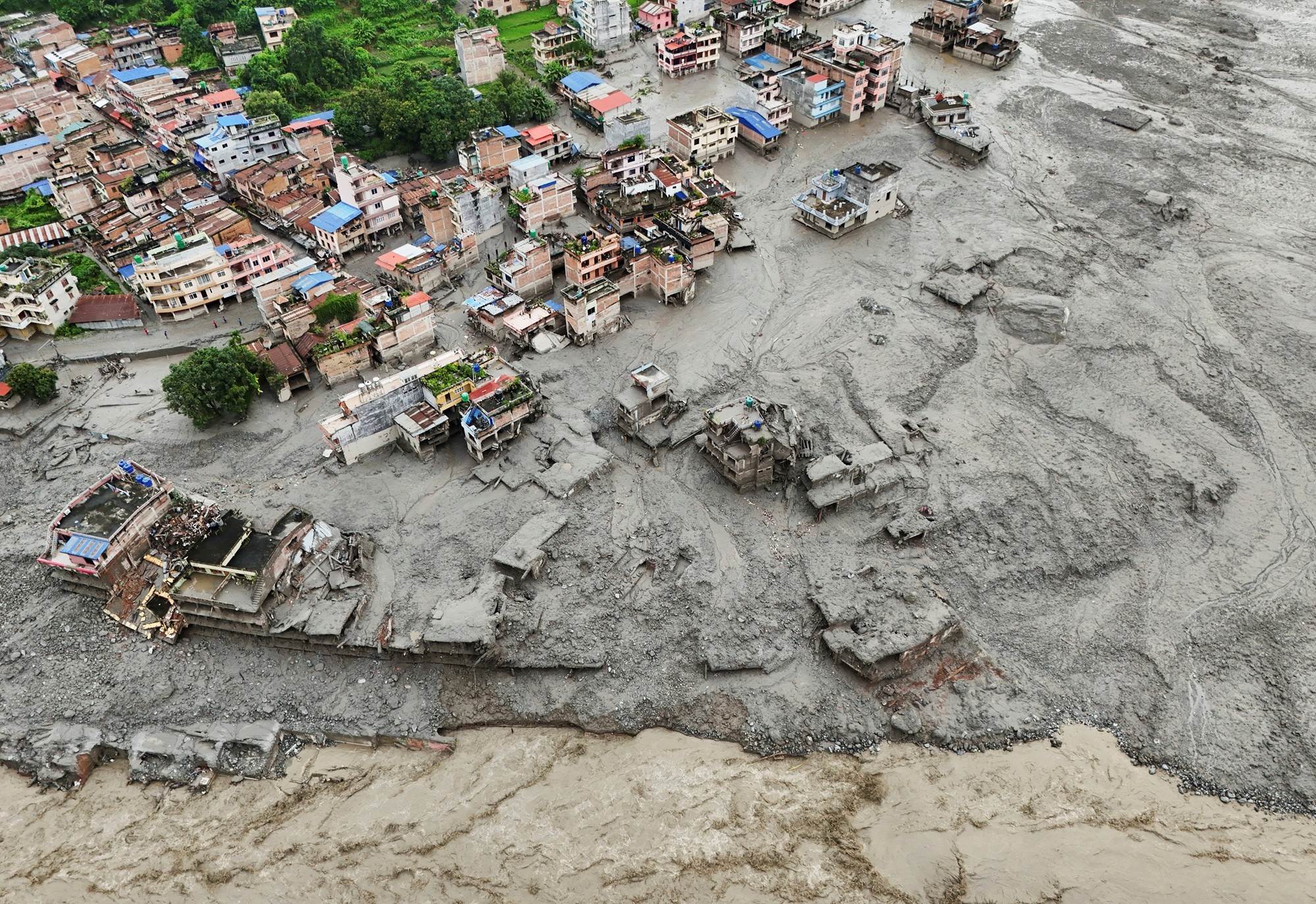 Buscas por vítimas de avalanche no Nepal entram no 2º dia com mais de 1.000 desaparecidos