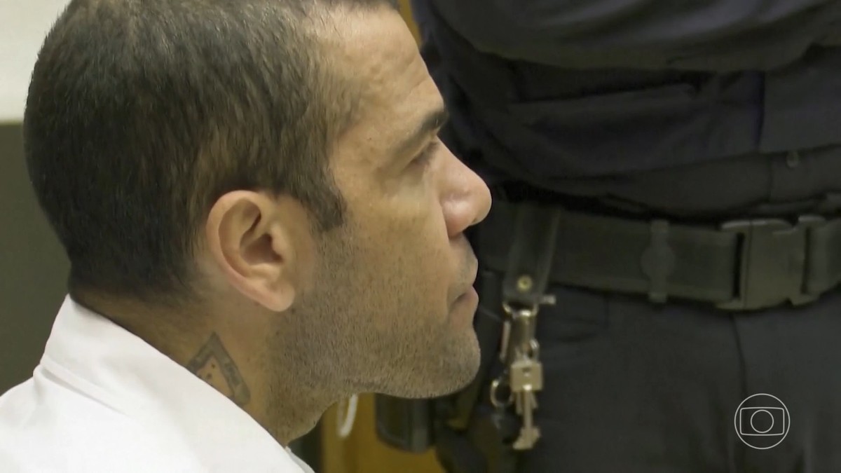 Daniel Alves pode deixar prisão nesta quinta se pagar fiança de 1 milhão de euros; prazo expirou