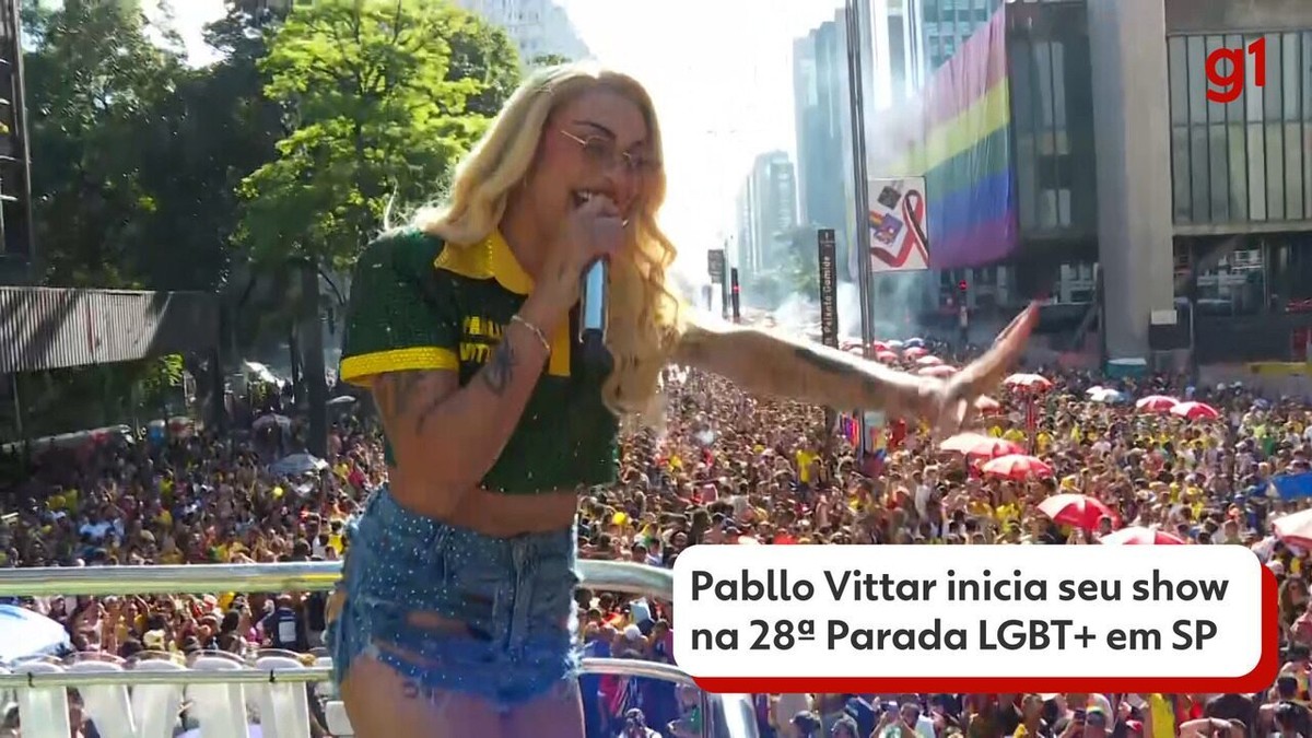 De verde e amarelo, Pabllo Vittar inicia seu show na 28º Parada LGBT+ em SP