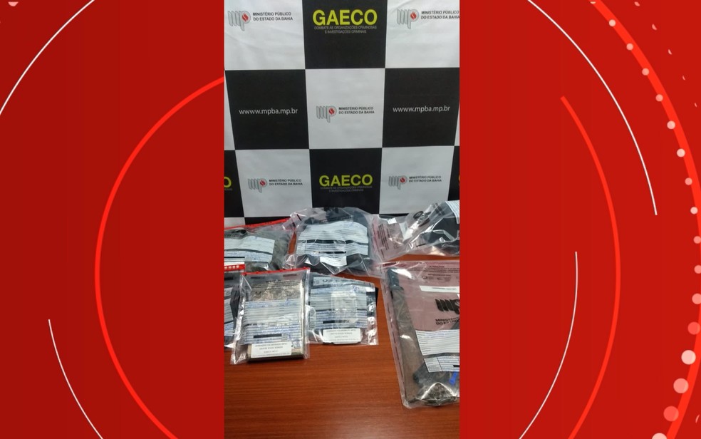 Dois homens e um adolescente possuíam material de apologia ao nazismo — Foto: MP-BA