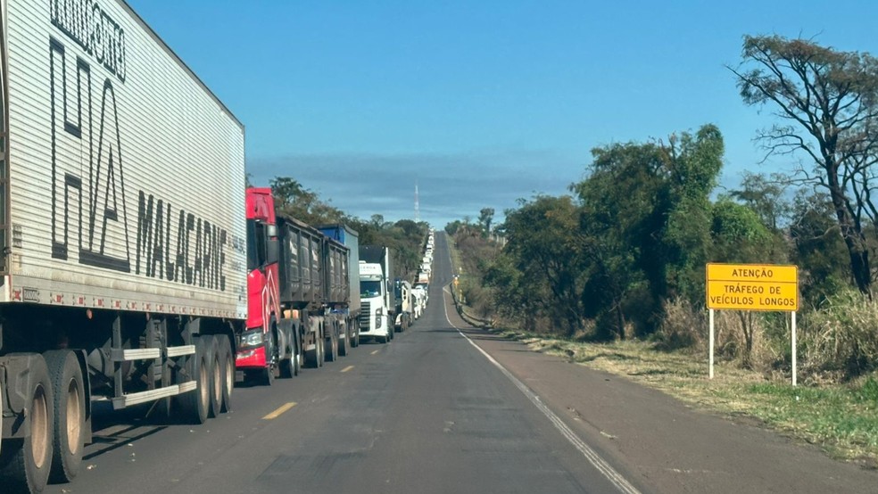 Congestionamento se formou em trecho da BR-267 onde acidente aconteceu.  Foto: Alvorada Informa
