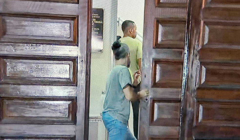 Robinho dentro do prédio da Polícia Federal em Santos — Foto: Fábio Pires/TV Tribuna