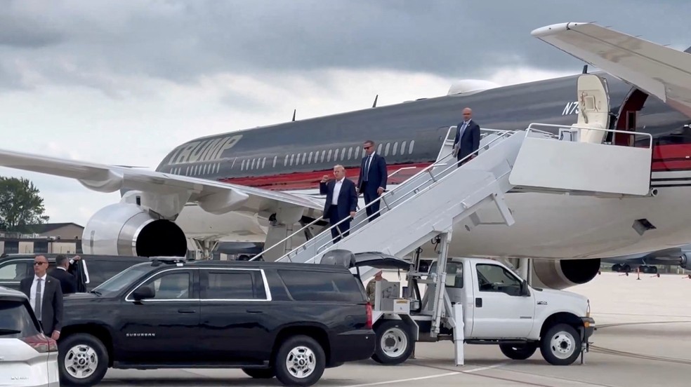 Trump no aeroporto de Milwaukee no sábado (14), após sobrevier a atentado durante comício na Pensilvânia — Foto: Dan Scavino Jr. via X/via REUTERS