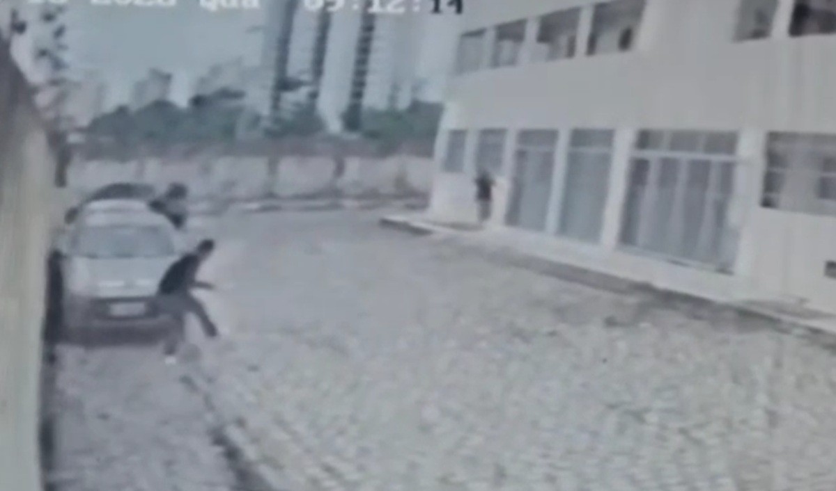 VÍDEO: Policial de folga reage a assalto, troca tiros com criminosos e apreende adolescente em Natal