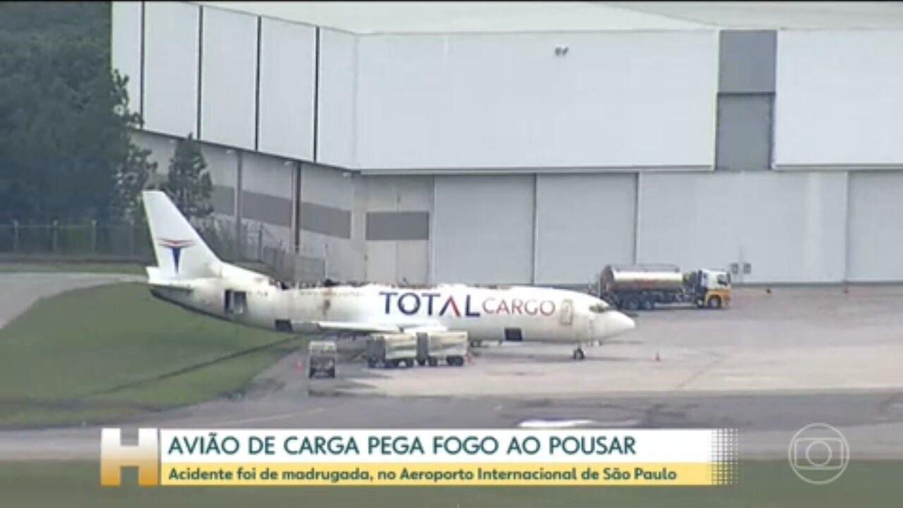 Avião cargueiro pega fogo em SP