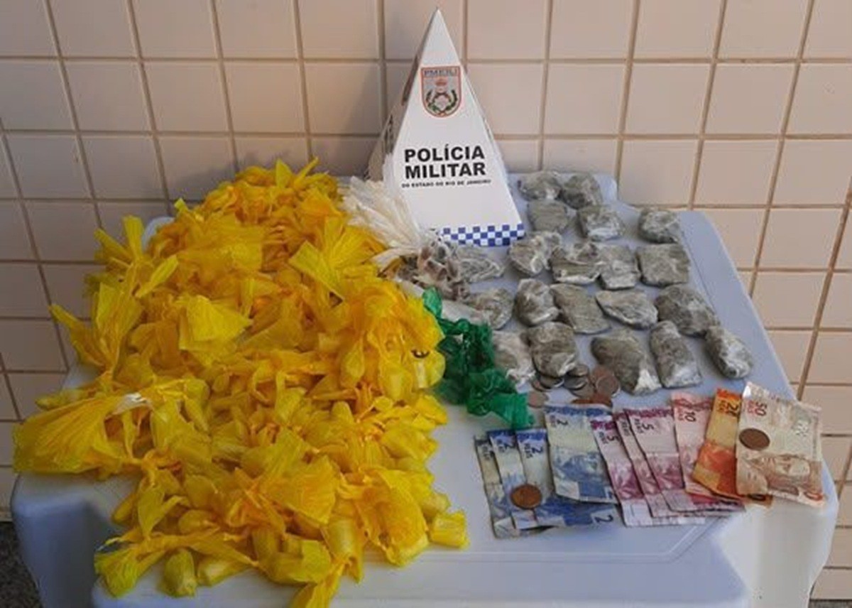 Polícia apreende mais de 200 porções de drogas em caixa de aterramento em Santo Antônio de Pádua