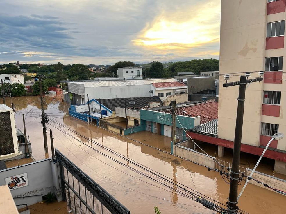 Chuva provoca estragos e alagamentos em Sorocaba (SP) — Foto: Carla de Campos/TV TEM