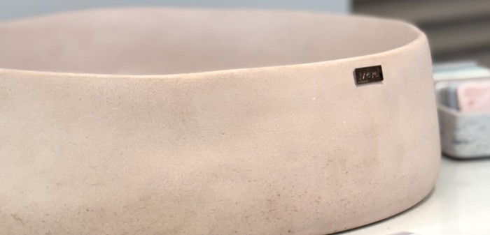 Cubas coloridas transformam o banheiro em um ambiente de destaque