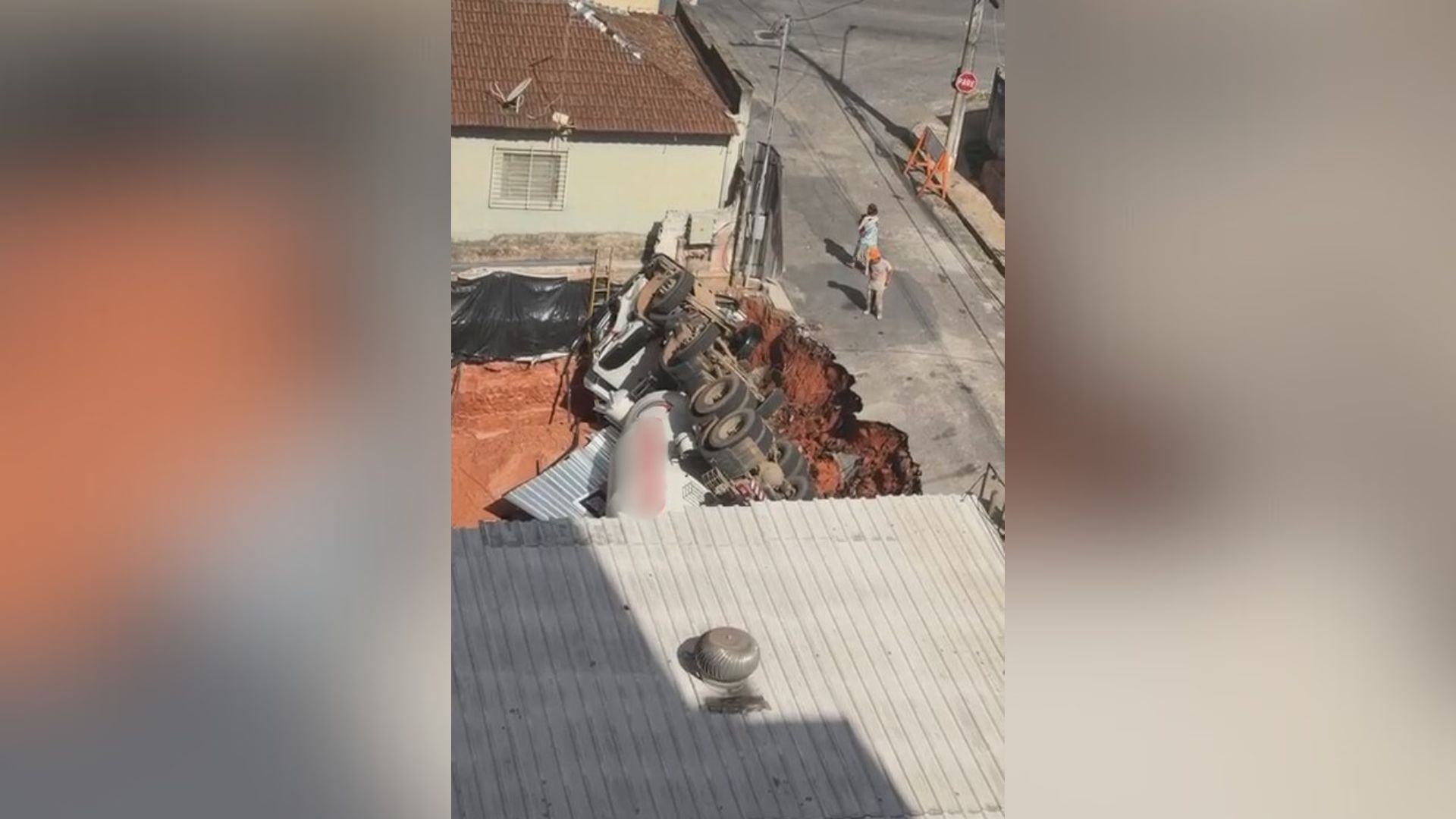 VÍDEO: Caminhão de concreto cai em buraco de obra após solo ceder em Divinópolis