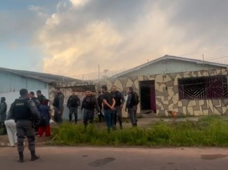 Homem invade casa de professora pelo telhado e morre ao tentar esfaquear PM, em Macapá