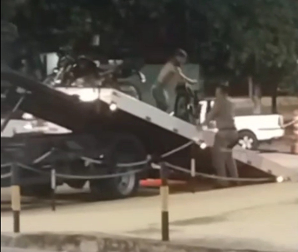 Vídeo: Homem sobe em guincho, solta moto apreendida em blitz e foge diante de policiais em Natal