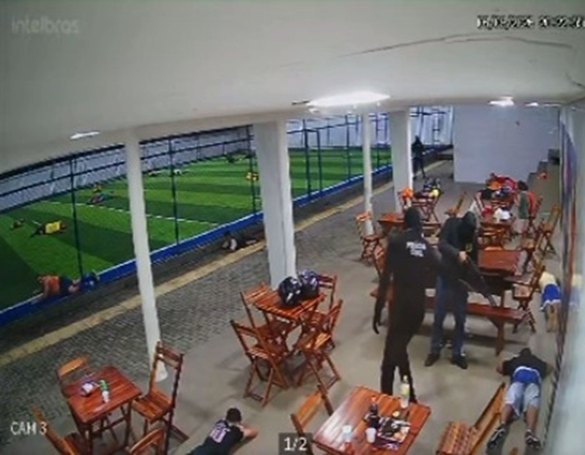 Homem é morto a tiros por criminosos encapuzados em campo de futebol society; VÍDEO