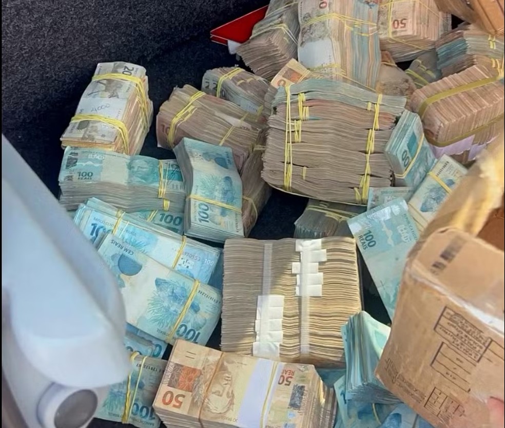 Dinheiro encontrado dentro do porta-malas de um carro em São Luís — Foto: Divulgação